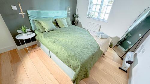 Bright 2 Bed Apartment 1 Min Walk to Tube Central London Base Free WiFi, Лондон (фото 10)