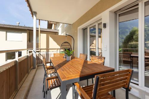 ระเบียง/ชานเรือน, Scenic Holiday Apartment with Balcony Views in ลุงแงร์น