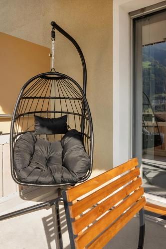 ระเบียง/ชานเรือน, Scenic Holiday Apartment with Balcony Views in ลุงแงร์น