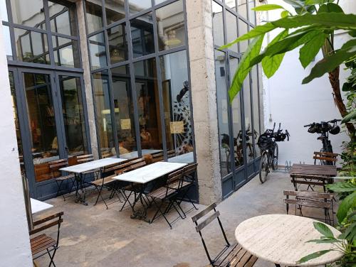 Black Swan Hostel Sevilla - image 3