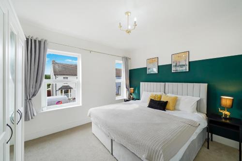 Bright 3BR Home in Bedford, Sleeps 5, Bedford