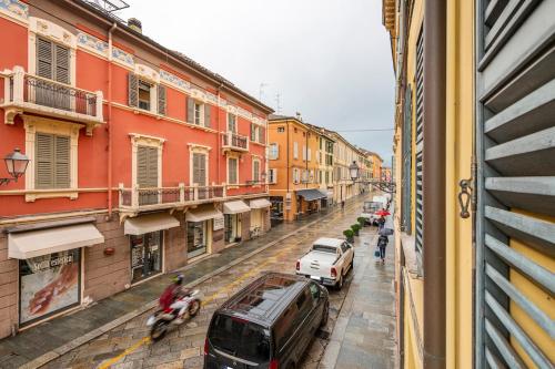 Large apartment with 2 bedrooms in the historic center in เรจจิโอ เอมิเลีย