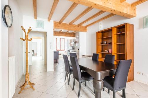 Large apartment with 2 bedrooms in the historic center in เรจจิโอ เอมิเลีย