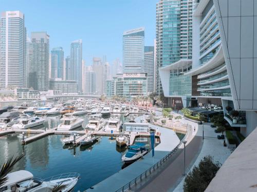 Luxury in Dubai Marina 1BR beside Vida Yacht Club, Dubaj
