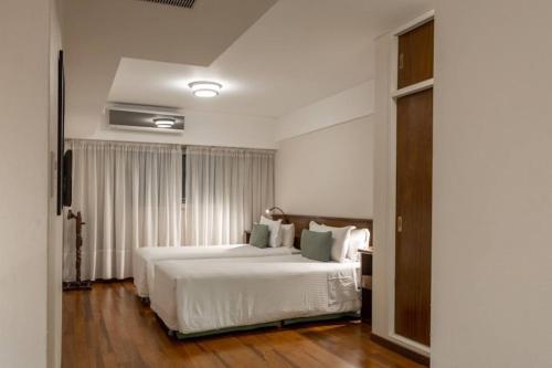 1 double bed, 1 twin bed