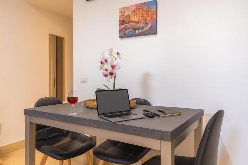 Loft moderno con terrazzo e self check-in 24h a 5 Min dalla Metro C, Řím (fotografie 8)