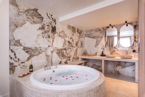 Ecrin Romantique, Suite d'exception avec balnéo - Location saisonnière - Lyon