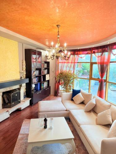 Luxury Free Parking Apartment - City Center, Tirana (Foto 6)