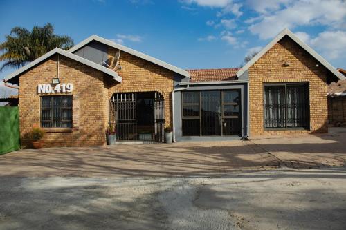 No 419 Guest House - Tap to explore photos