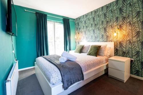 Cheerful 4-bedroom house with multiple car parking, Manchester
