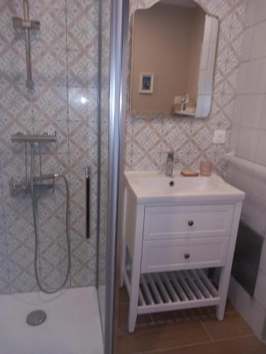 Nîmes les pins studio parking privé extérieur (Nimes les pins studio parking prive exterieur) in 님 시티 센터