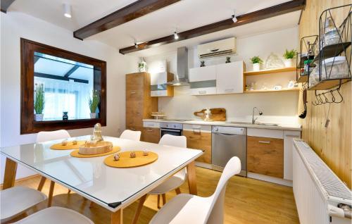 virtuve, Cozy Home In Mrzlo Polje With Sauna in Gorkovec