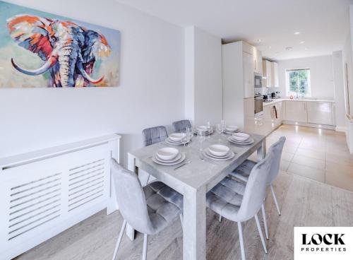 Instalaciones, Family & Contractor Friendly 3 bed house Sleeps 8 in Maidenhead in Maidenhead