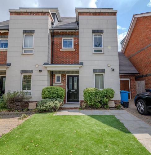 Vista exterior, Family & Contractor Friendly 3 bed house Sleeps 8 in Maidenhead in Maidenhead