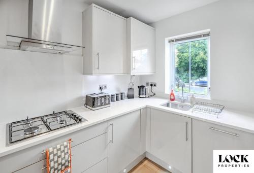 Cocina, Family & Contractor Friendly 3 bed house Sleeps 8 in Maidenhead in Maidenhead