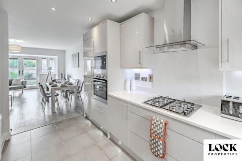 Cocina, Family & Contractor Friendly 3 bed house Sleeps 8 in Maidenhead in Maidenhead