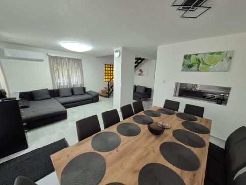 Shared lounge/TV area, Grand Alba apartman Mezokovesd Zsory in Mezokovesd