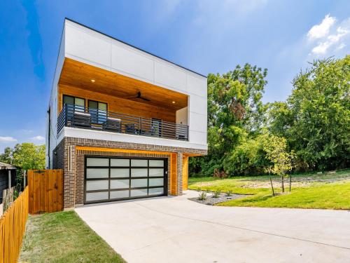 Bottom District Skyline Retreat in Cedar Crest