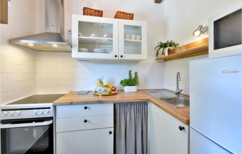 virtuve, 3 Bedroom Stunning Home In Harina Zlaka in Kumroveca