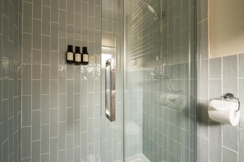 Tuš, Cosy 2 bed cottage with river views - Ross-on-Wye in Wilton