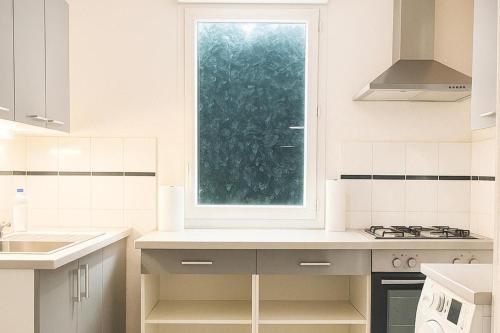 Kitchen, 2-Bed House Sleeps 6 15 mins to Toulouse in Fenouillet