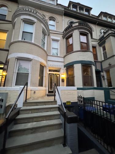 Classy Victorian Brownstone Subway Shopping in Washington, USA
