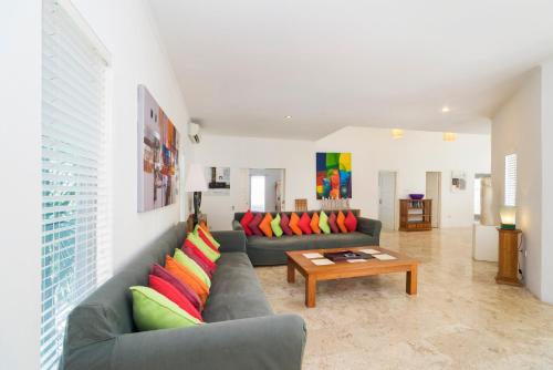 Three-Bedroom Apartment with One Bathroom image 7