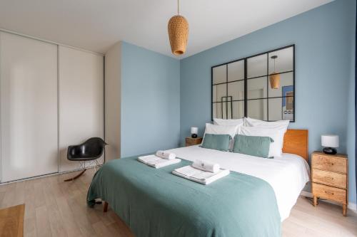 La Colline - Parking - By PrestiPlace in Saint-Cyr-sur-Loire