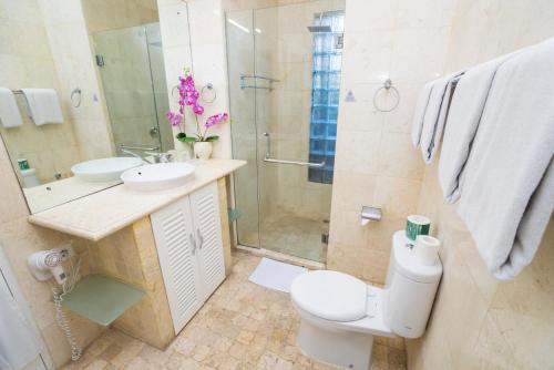 Deluxe Two Bedroom Apartment image 2