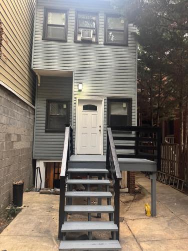 Large DUPLEX Apt 2Bdrm 1Den-Metro in Washington, USA