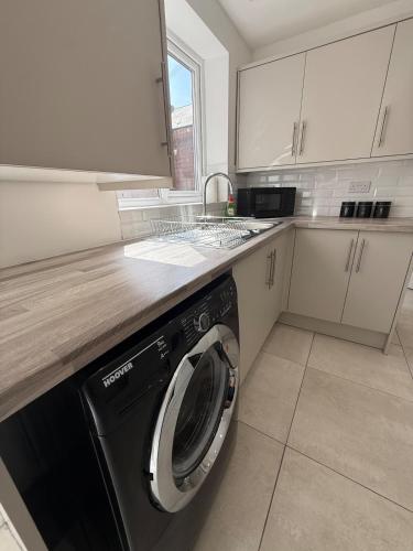 ResiLets Barnard St NEW Large 4 Bed House, Contractor Stays, Central in Blyth