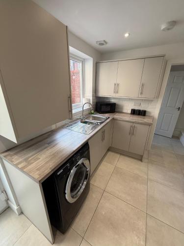 ResiLets Barnard St NEW Large 4 Bed House, Contractor Stays, Central in Blyth