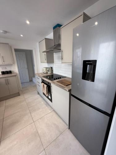 ResiLets Barnard St NEW Large 4 Bed House, Contractor Stays, Central in Blyth