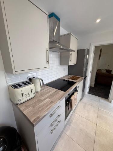 ResiLets Barnard St NEW Large 4 Bed House, Contractor Stays, Central in Blyth