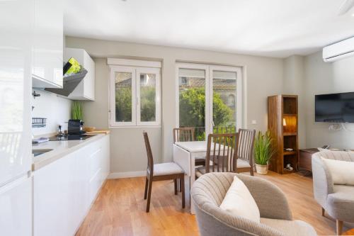 Apartment with views -Santa Isabel Square- 2Bd1Bth, Seville (photo 7)