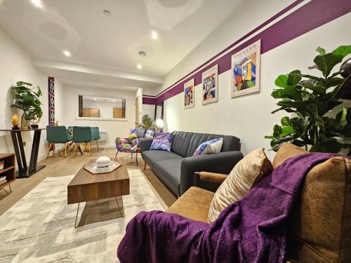 Unique 2-Bed, 2-Bath Apartment with Private Terrace, Near Leeds Bus Station & City Centre, Leeds