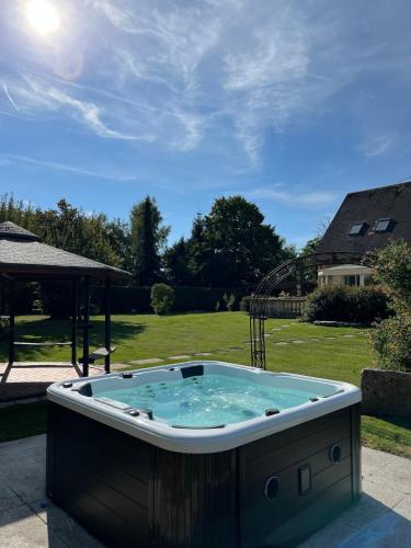 Maison De Campagne - 6 Chambres 12 personnes - Jacuzzi, Cinéma 7 Places, Sauna by So Homy (Maison De Campagne - 6 Chambres 12 personnes - Jacuzzi, Cinema 7 Places, Sauna by So Homy) in Sentelie