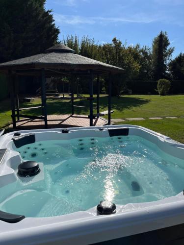 Maison De Campagne - 6 Chambres 12 personnes - Jacuzzi, Cinéma 7 Places, Sauna by So Homy (Maison De Campagne - 6 Chambres 12 personnes - Jacuzzi, Cinema 7 Places, Sauna by So Homy) in Sentelie