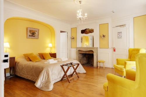 1 queen bed, 1 sofa bed