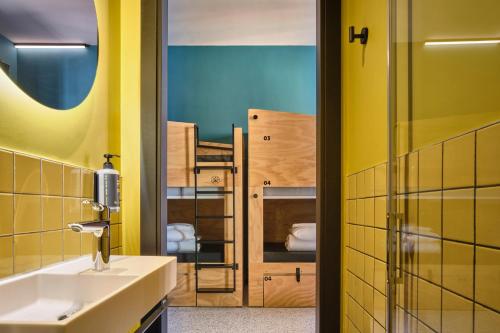 room detail thumbnail 2