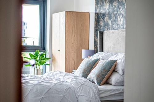 Leeds City Centre 2BR Apartment - Luxury Stay with Private Terrace