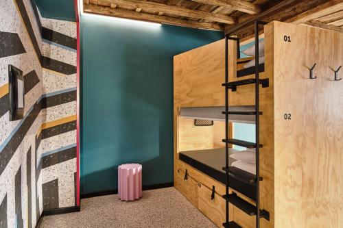 room detail thumbnail 1