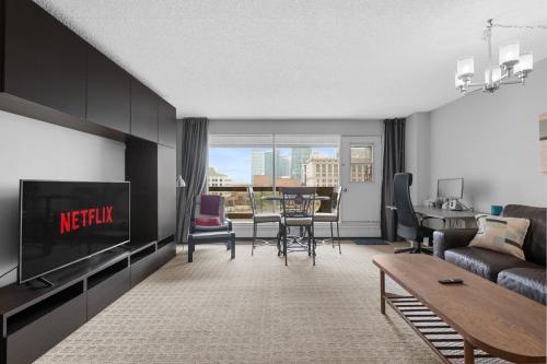 Central Downtown at Rocky Mountain Court with Gym, Court, Sauna and Secured Parking – khách sạn tại Trung tâm Calgary
