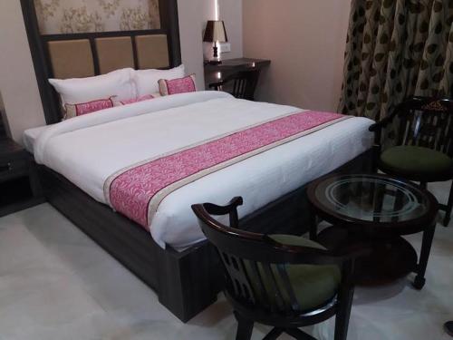 Hotel Ozas Grand Stop at Hotel Ozas Grand to discover the wonders of Varanasi. The property offers a high standard of service and amenities to suit the individual needs of all travelers. Take advantage of the property