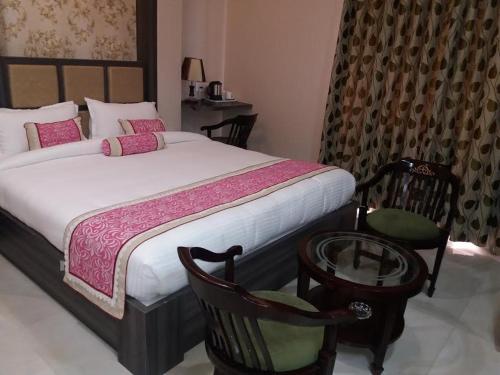 Hotel Ozas Grand Stop at Hotel Ozas Grand to discover the wonders of Varanasi. The property offers a high standard of service and amenities to suit the individual needs of all travelers. Take advantage of the property