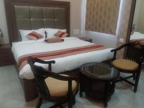 Hotel Ozas Grand Stop at Hotel Ozas Grand to discover the wonders of Varanasi. The property offers a high standard of service and amenities to suit the individual needs of all travelers. Take advantage of the property