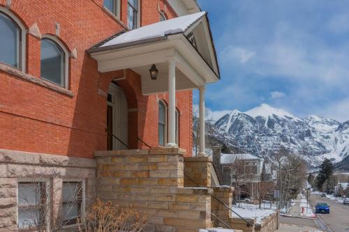 Miners Union 7 Downtown Condo w Mountain Views 1Br 1Ba Sleeps 2 - image 2