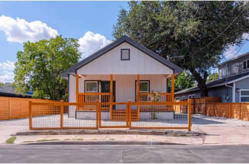 Comfy and Happy Stays Near Riverwalk and Downtown