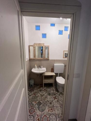 Fürdőszoba, Humus Sapiens 2 in Castiglione Chiavarese