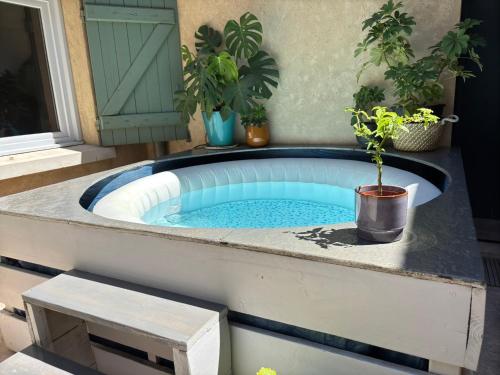 Chambre en centre ville avec jacuzzi in Faubourg